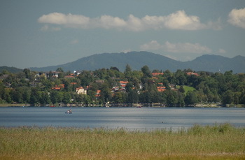 Staffelsee Südufer und Murnau im Hintergrund - © Herbert Gfrörer