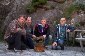 Das Team mit der geborgenen Schiffslaterne: Pål Nymoen (Directorate for Cultural Heritage), Espen Johannesen, Tom Lundahl , Vidar Johannesen (von links)