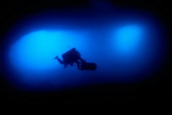 Jens Höner beim Tauchen im unterirdischen Süßwasserfluß Moraig