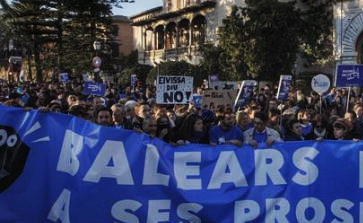 Massenprotest gegen die Ölforderung auf den Balearen